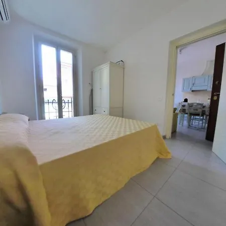 Location A Stone's Throw From The Sea Apartment