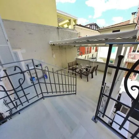 Apartment Location A Stone's Throw From The Sea