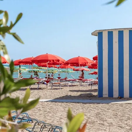 Location A Stone's Throw From The Sea